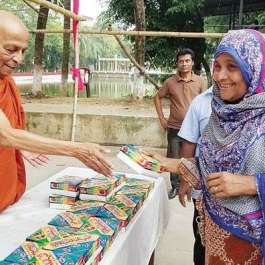 Buddhist Monks in Bangladesh Offer <i>Iftar</i> to Needy Muslims During Ramadan