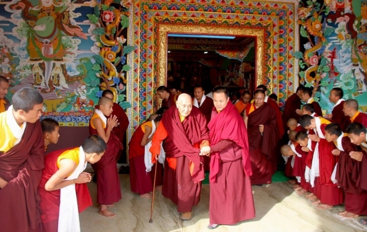 Yangthang Rinpoche is greeted by respectful followers at Palyul Choekhor Ling Monastery. From Yangthang Rinpoche Followers Facebook