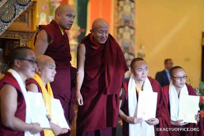 The Karmapa and Dzongsar Khyentse Rinpoche with the new <i>khenpo</i> degree holders. From kagyuoffice.org