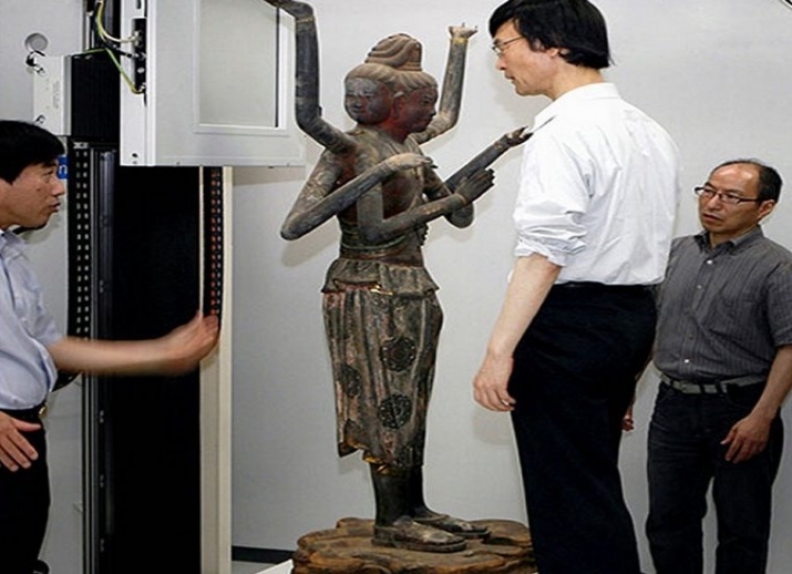 Researchers take CT scans of the Ashura statue at Kyushu National Museum in 2009. From ashi.com