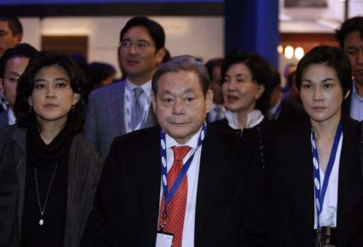 Lee Kun-hee, center, pictured with family members in 2010. From thestandard.com.hk