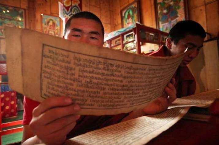 Monks read Tibetan texts at the Buddhist University Dashi Choinkhorlin. Image courtesy of Alexey Bushov, alexes-photo.com