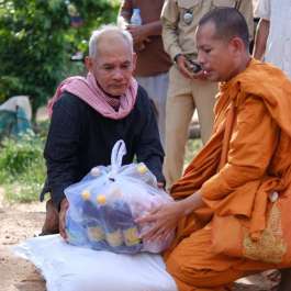 Buddhist Monks, Volunteers Offer Relief Amid Floods, Pandemic Risk in Cambodia