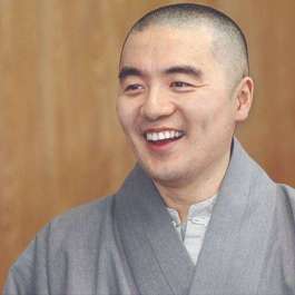 “Media Star Monk” Haemin Sunim to Return to Monastic Life in Korea