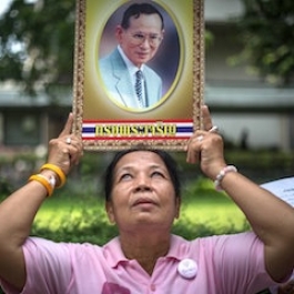 Well-wishers Flock to Temples to Pray for Recovery of Ailing Thai King