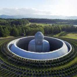 Japanese Architect Embraces Massive 13.5-meter Buddha Statue in Open-air Prayer Hall