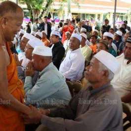 Buddhist Monk Leads Donation Drive to Promote Religious Harmony in Southern Thailand