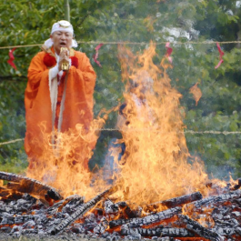 Japanese Buddhist Temple Holds Fire Ritual to Purge Online Hatred