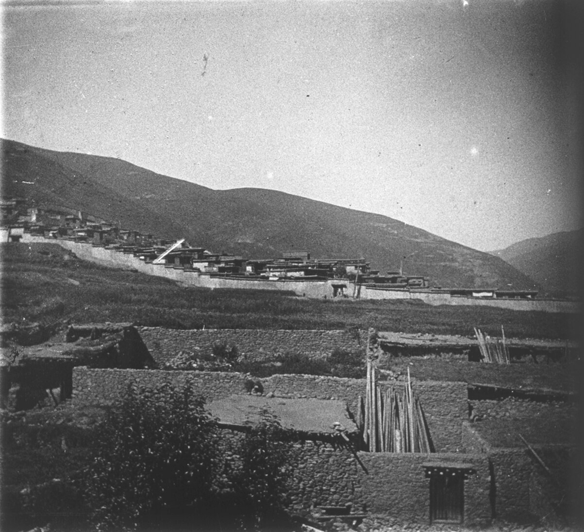 Tchangou Monastery in Kham, Northwestern Sichuan. Photograph presumably by Adrup Gönpo, September 1909. Jacques Bacot photographic collection. © École française d’Extrême-Orient (Paris)