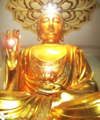 Amitabha Buddha statue at the City of Ten Thousand Buddhas. From www.cttbusa.org.