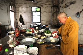 Cooking vegetarian meals at Guang Jue. By Ven. Zhi Sheng.