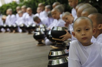 Young Thai nuns. From blogs.reuters.com.