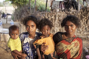 Dalit mothers with their children. From www.asianews.it.