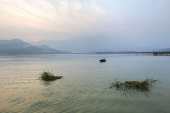Misty, mystic Poyang Lake. From english.sina.com.
