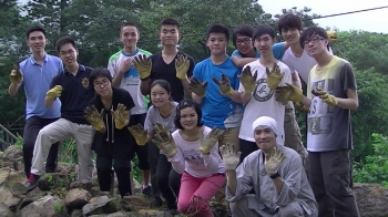HKUSU Buddhist Society members on one of their many activities. By Convi Fung.