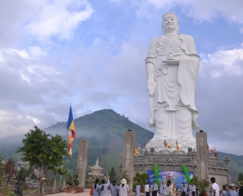 The 44.8m high Amitabha Buddha statue, the highest of its kind in Vietnam. From www.dangcongsan.vn.