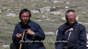 Atsi and Tharpa share their ideas about Mount Kailash with the crew. Screenshot from the film.