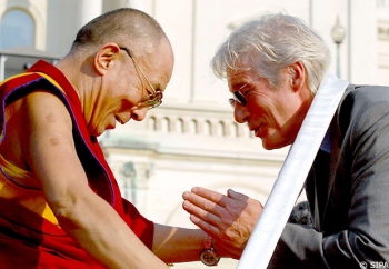 His Holiness the Dalai Lama and Richard Gere. From Tibet.fr.