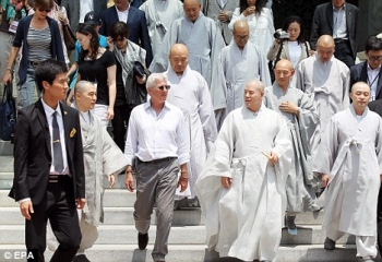 Richard Gere visiting the Jogye Temple in Seoul, Korea. From the Daily Mail.