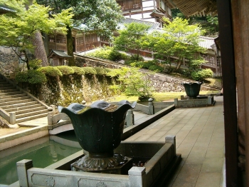 Pond at Eihei-ji. From Supermidget, Wikimedia Commons.