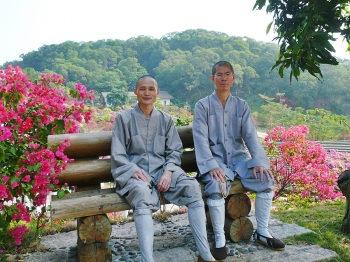 Ven. Jingzong (left) and Ven. Huijing (right) on Dongping Shan in Xiamen. From http://plbtw.wordpress.com/.