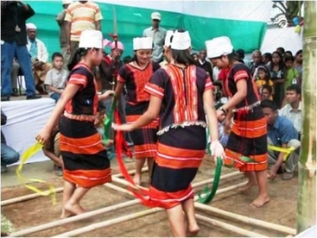 Indigenous dance performance at Moanoghar. From www.moanogar.org