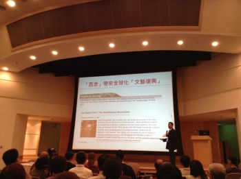 Dr. Yit Kin-tung giving a lecture. From Elsa Lau