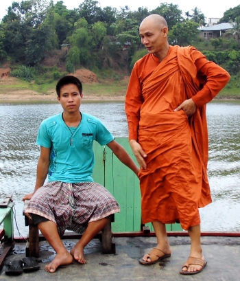 Ven. Buddhadatta and our intrepid boatman.