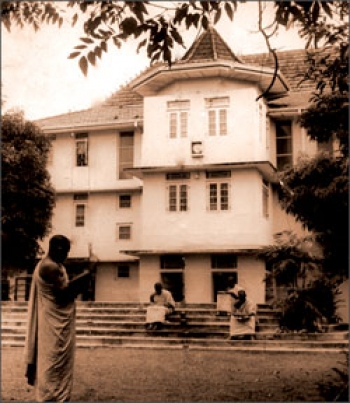 Vidyalankara Pirivena, founded in 1875. From Sean Mós