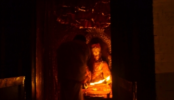 Hindu priest performing evening 