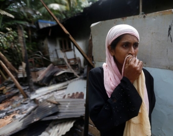 Muslim woman distraught after the attacks in Aluthgama. From dbsjeyaraj.com