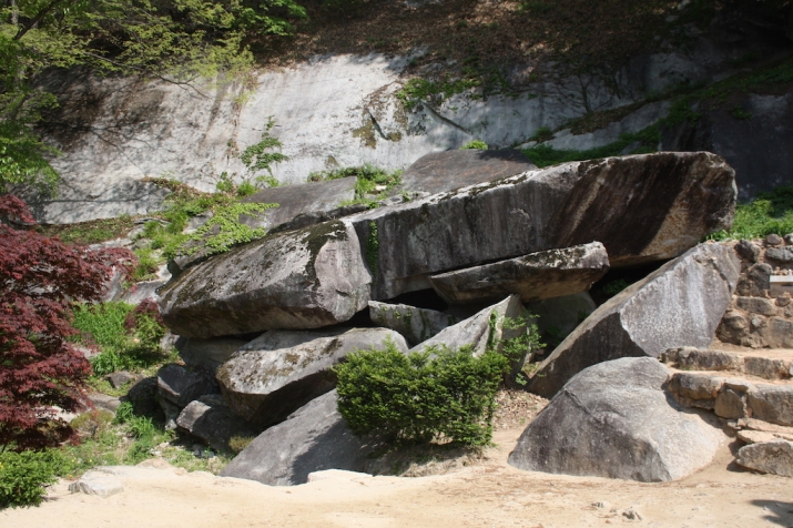 The purported floating rock at Muryangsujeon, Buseoksa Temple. From thedowiestravel.wordpress.com