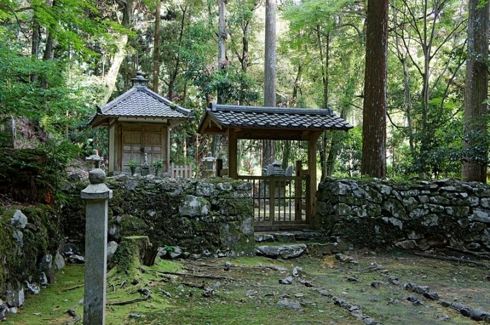 Myoe's grave at Kozan-ji. From Wikimedia Commons