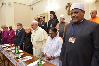 The co-signatories of the Declaration of Religious Leaders against Slavery (Ven. Chan Khong stands beside Pope Francis and The Most Venerable Dhammaratana is in the back row). From Amma