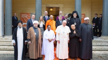 The Most Venerable Datuk K. Sri Dhammaratana and Ven. Thich Nhy Chan Khong with Pope Francis and other religious leaders, 2 December 2014. From L'Osservatore Romano