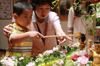 Chinese families enjoy the tradition