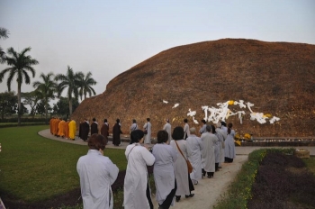 Ramabhar Stupa, cremation site in Kushinagar, India (photo from Hanh Huong Chiem Bai Phat Tich An Do)