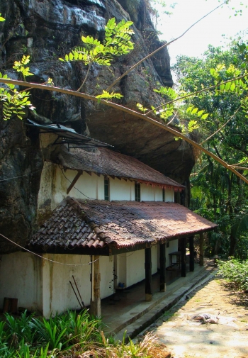 Second cave housing the Buddha statue. By Sean Mós.