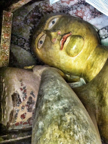 The arresting Buddha image inside the cave. By Sean Mós.