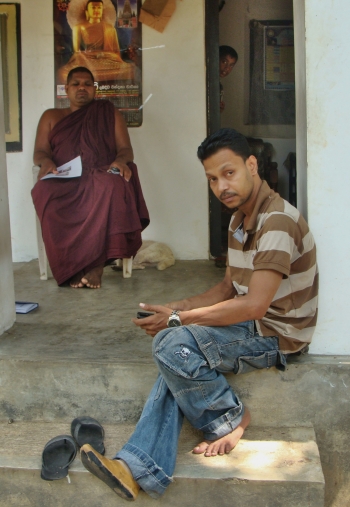 Ven. Dhammarathana and K.M. Mayadunne. By Sean Mós.