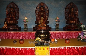 Tathagata Shrine at Yun Yang Temple. From left: Amitabha Buddha, Shakyamuni Buddha, and Medicine Buddha. From www.yunyangtemple.org