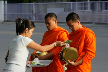 Monks in Thailand, photo: Sry85 for Wikimedia Commons