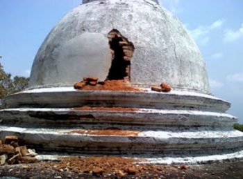 Damaged stupa in Danowita. From archaeologynewsnetwork.blogspot.hk