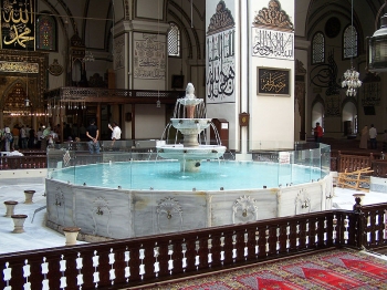 Bursa Ulu Camii, unusual and peaceful with an indoor fountain © Darwinek