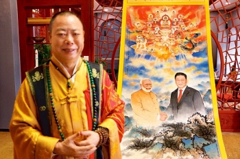 Master Jinke Xuanlei with the painting of President Xi Jinping and Prime Minister Narendra Modi. From dailymail.co.uk