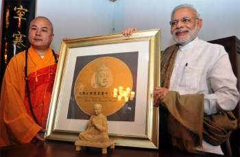 Venerable Kuanxu, abbot of Daxingshan Temple in Xi'an, and Indian prime minister Modi holding the Bodhi leaf painting. From english.cri.cn