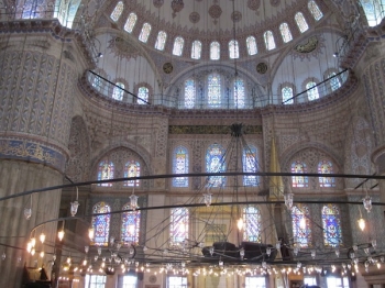 The Blue Mosque boasts magnificent and elegant decorative patterns. They depict passages from the Koran, proverbs, flowers and geometric patterns.