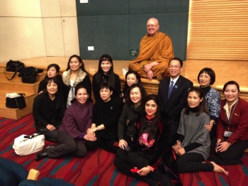 Ajahn Brahm sharing time with staff and friends from Cathay Pacific