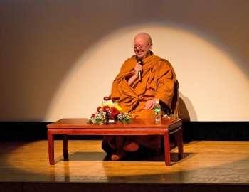 Ajahn Brahm weaves hope in his tales from daily life
