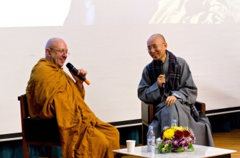 Ven. Ajahn Brahm and Ven. Sik Hin Hung (Director, Centre for Buddhist Studies, HKU)